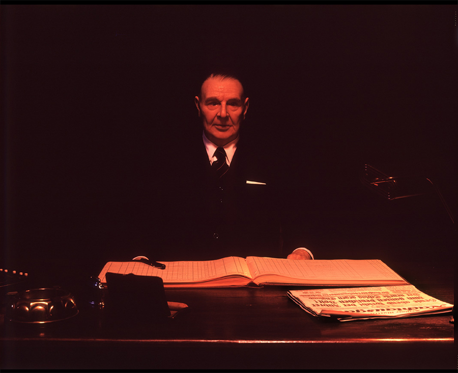 VATERBILDER | FATHERPICTURES - Part II - Der Vertrag / The contract- 2004 &copy;  Burkhard Philipp von Harder